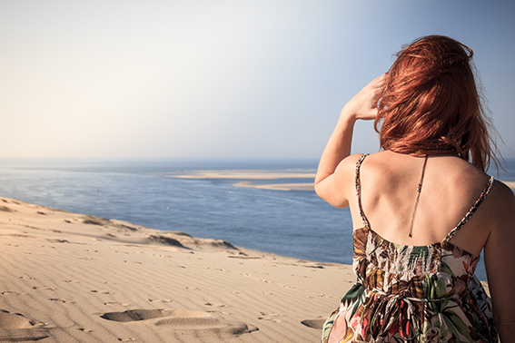 Mujer de la duna de Pilat ©D.Remazeilles (Gironda Turismo)