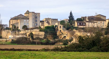 Hike in Saint-Macaire, a medieval town on the banks of the Garonne