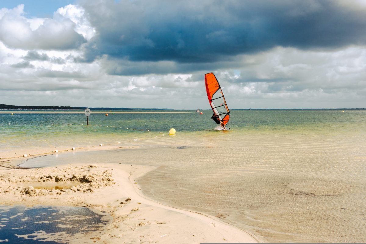 Navegando en Gironda Lac de Carcans Maubuisson© David Remazeilles (Gironde Tourisme)