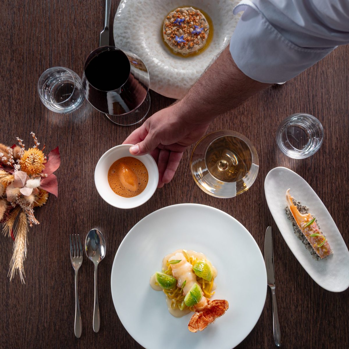 cuisine Yoann Amado nouveau chef étoilé de Gironde au Cercle Guiraud, Sauternes Table étoilée du Ce
rcle Guiraud vue du dessus avec assiettes cuisinées