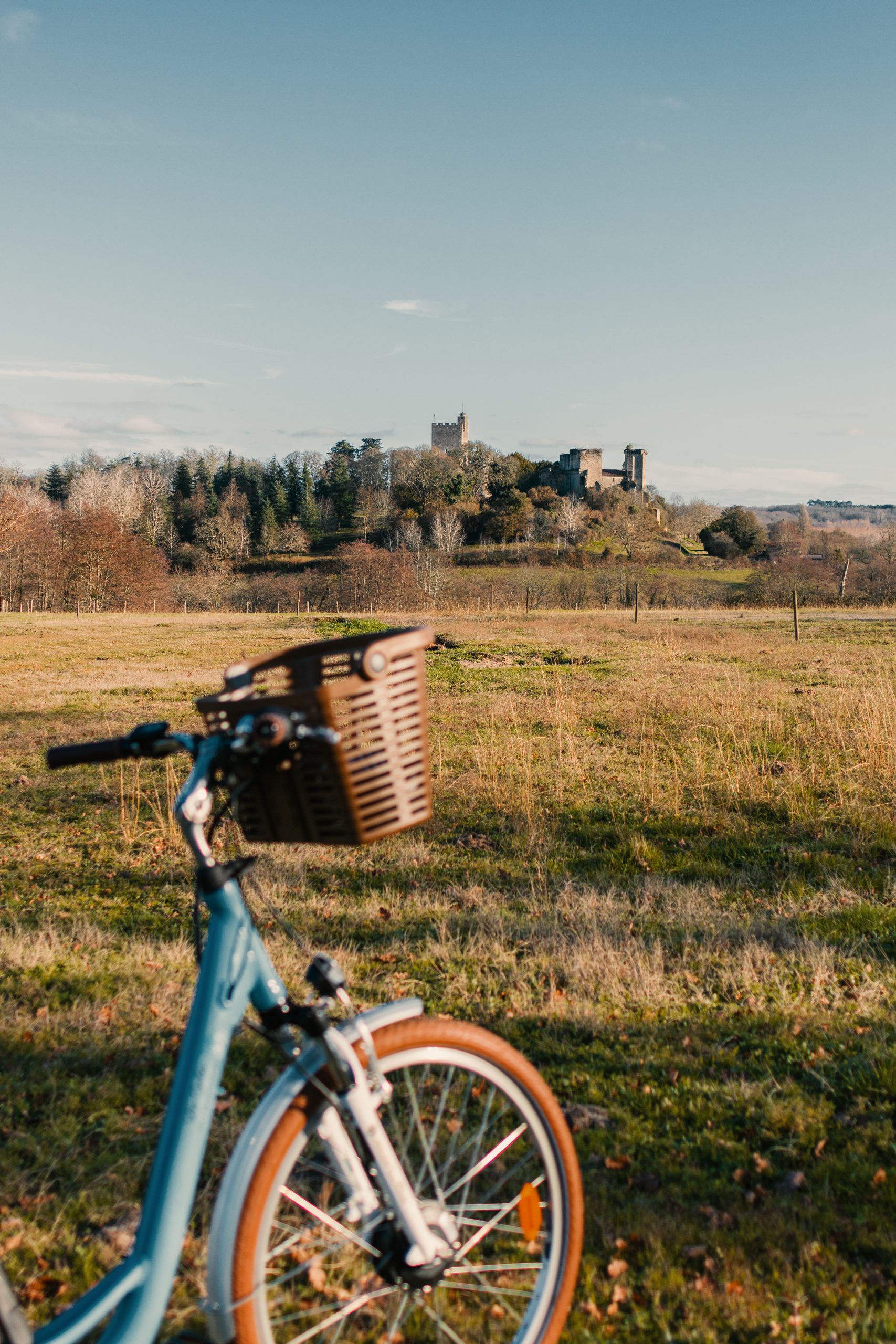 Iconic by bike: loop around the Château de Roquetaillade