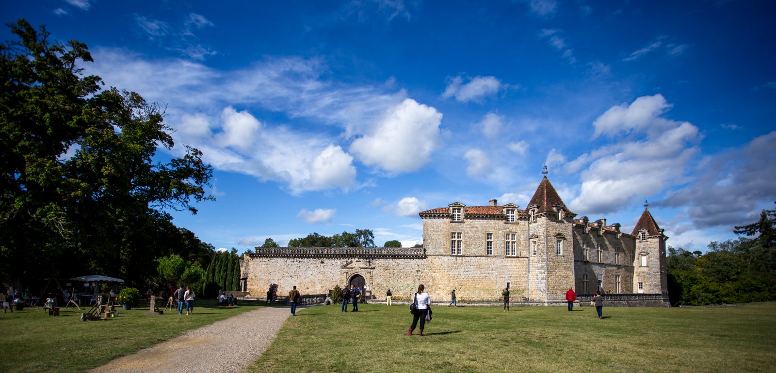 Iconic by bike: the castle of Cazeneuve