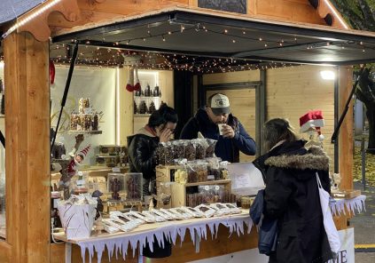 Le village de Noël avec ses chalets gourmands et artisanaux
