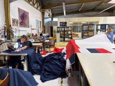 Ici, nos savoir-faire – Visite Dejean Drapeaux