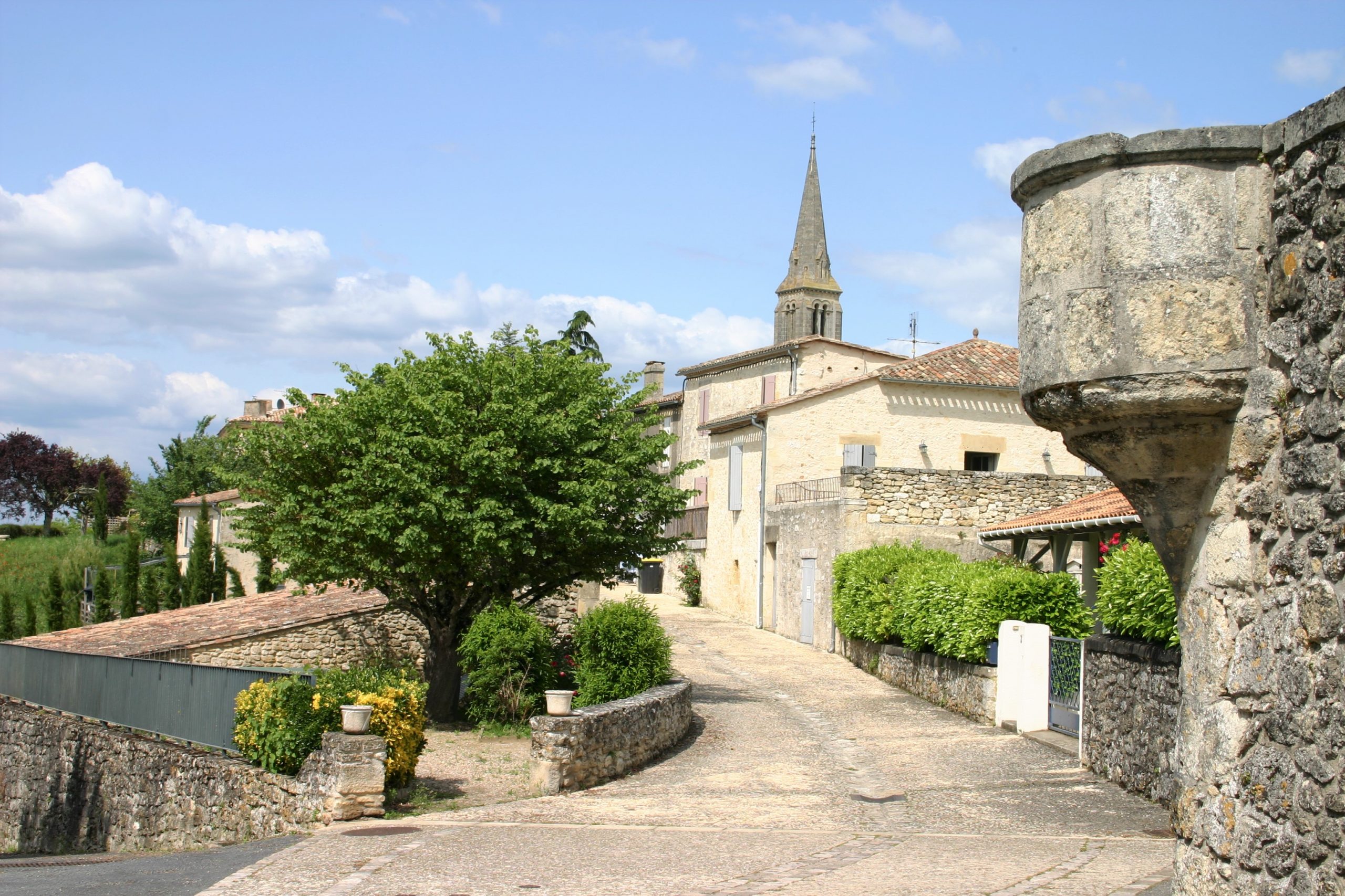 Spazieren Sie durch das mittelalterliche Dorf Gensac